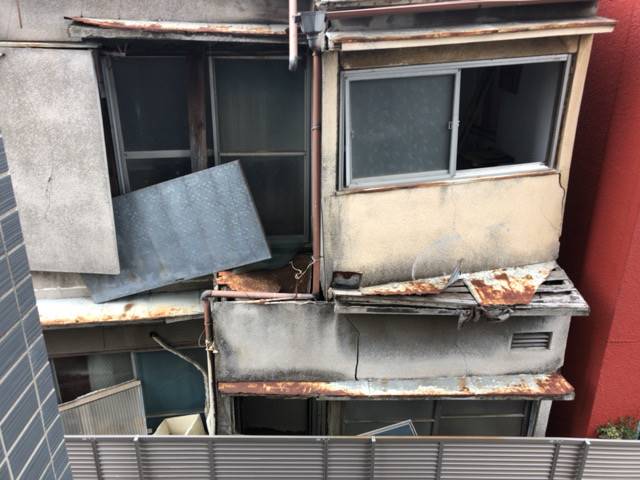 東京都品川区荏原の戸袋・雨どい・屋根瓦撤去作業前の様子です。